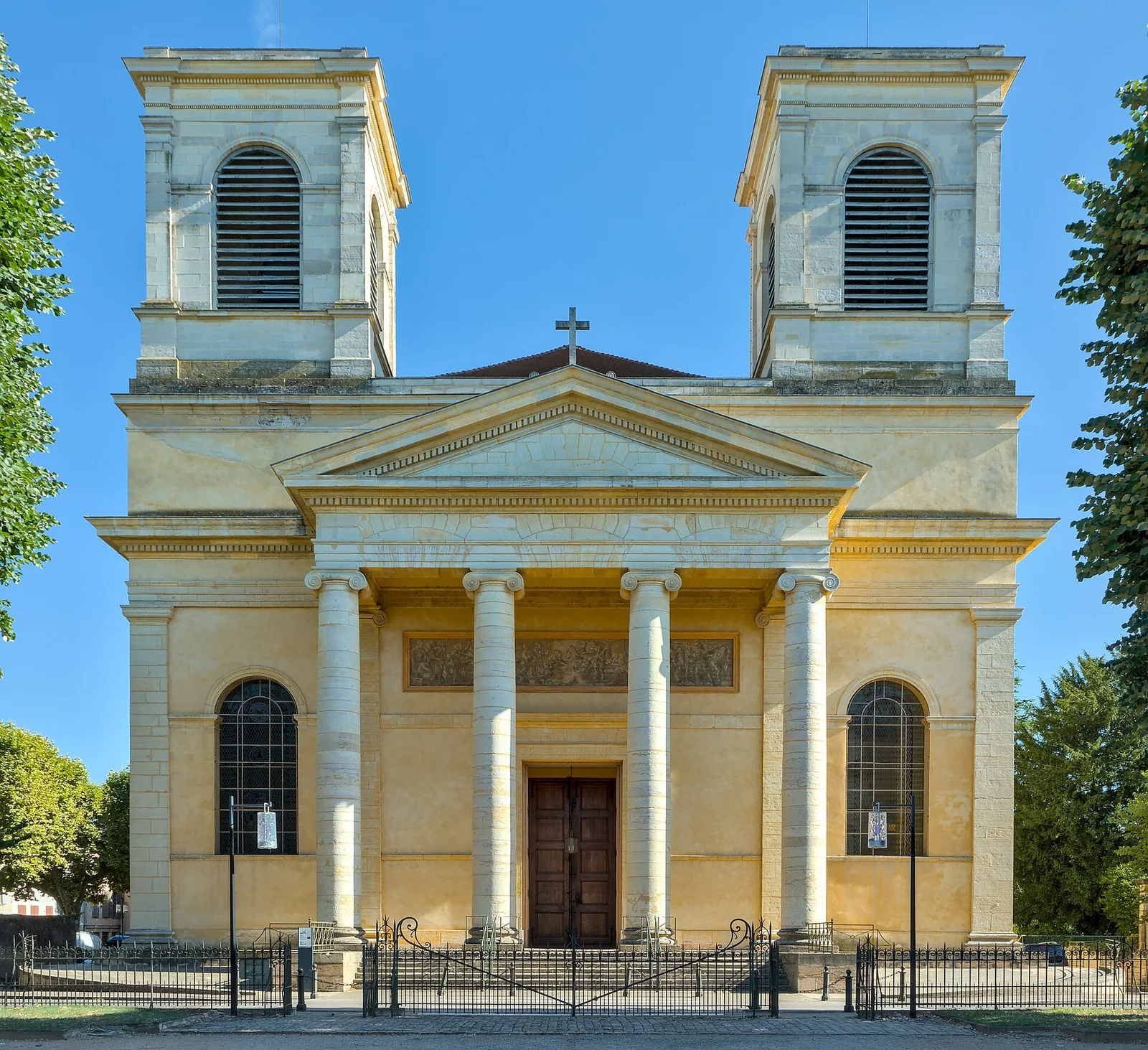 Cathédrale actuelle : portique et tours de la façade. Cathédrale Saint-Vincent — Mâcon