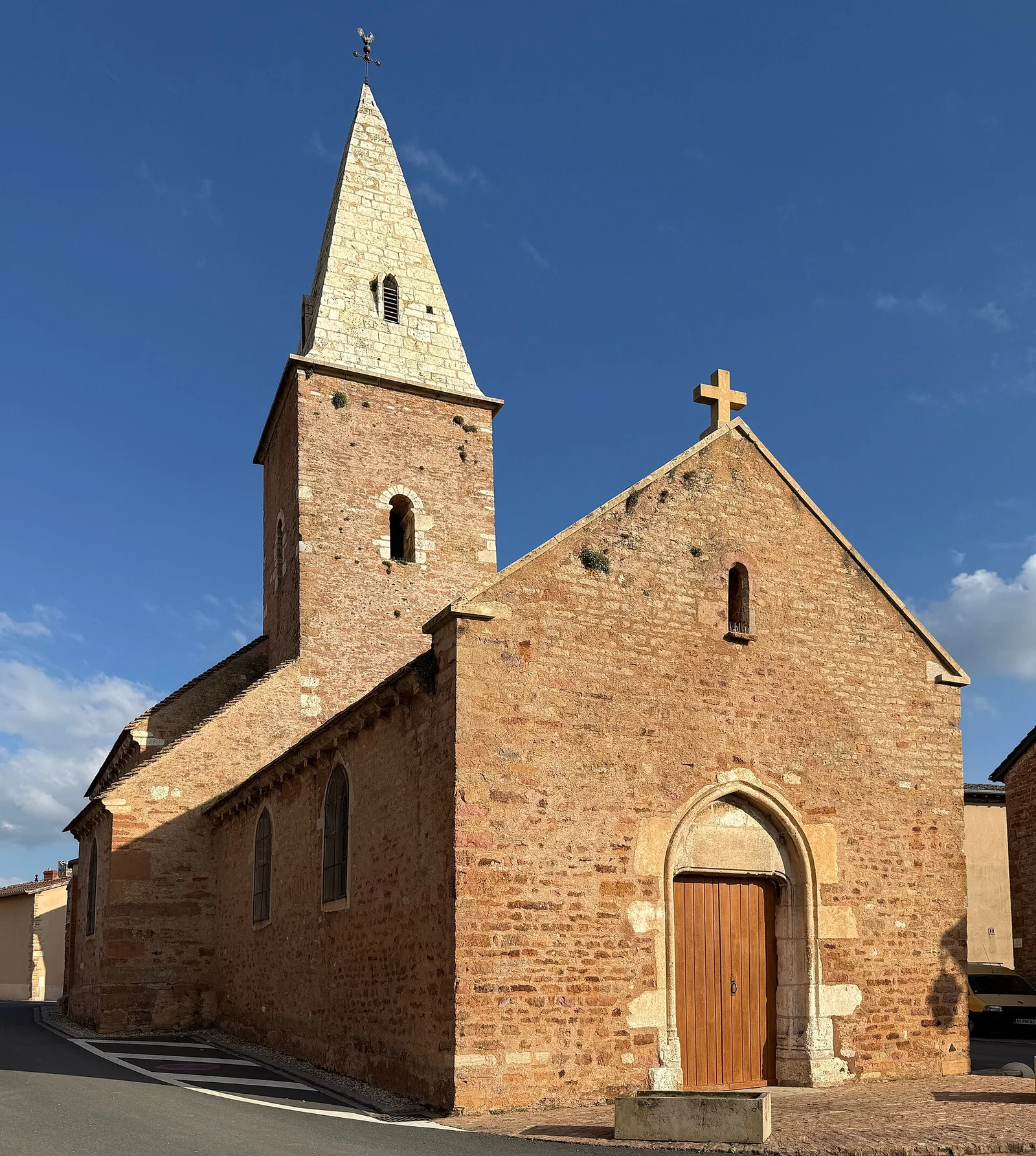 Façade et clocher de Saint-Vincent. Église Saint-Vincent de Chevagny-les-Chevrières — Chevagny-les-Chevrières