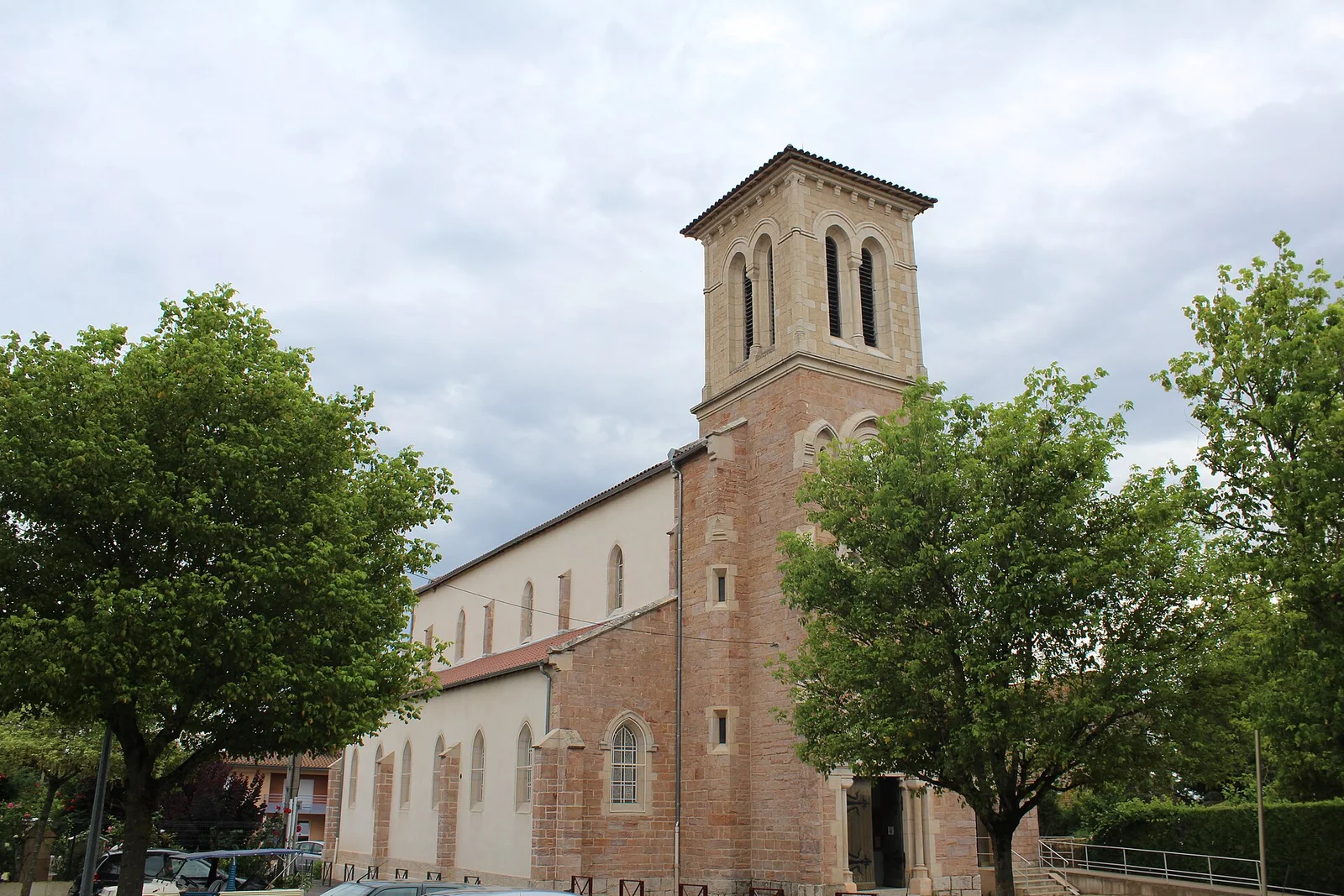 Vue latérale de l’église actuelle. Église Sainte-Eulalie de Flacé — Mâcon — Flacé