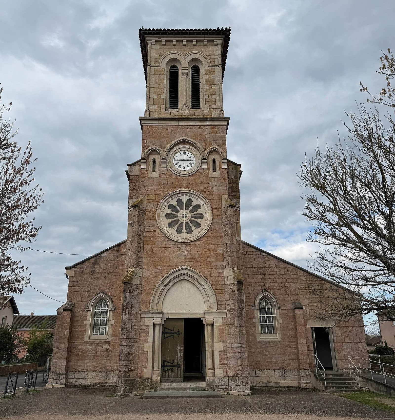 Façade, portail, rose, horloge et clocher. Église Sainte-Eulalie de Flacé — Mâcon — Flacé