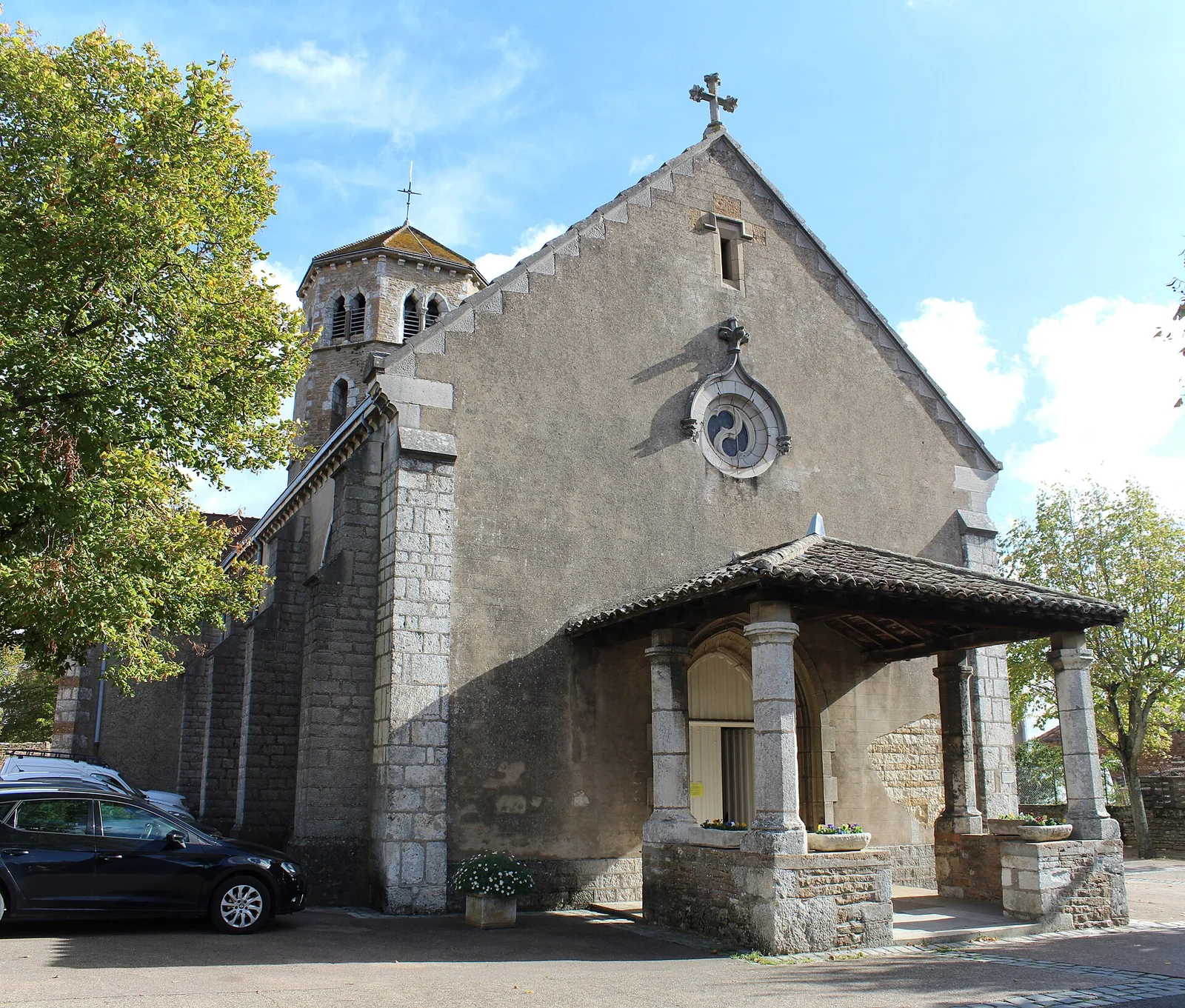 Façade précédée de son porche. Église de l’Assomption de la Vierge Marie — Hurigny