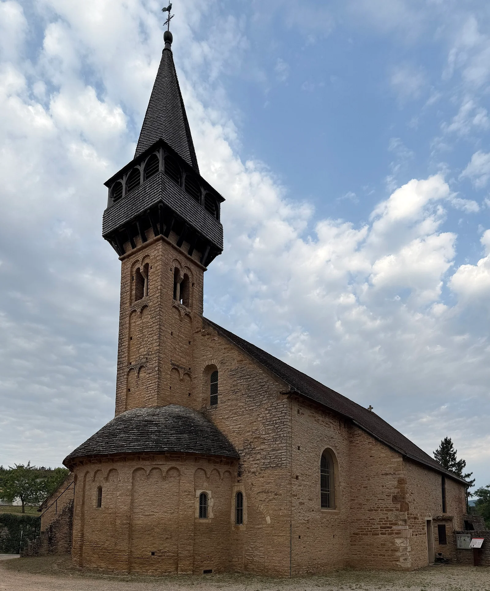 Abside surmontée du clocher et de son hourd. Église Saint-Antoine — Laizé