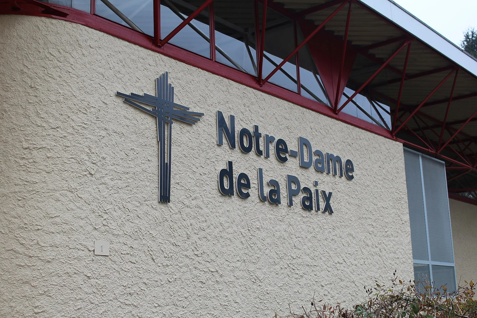 Détail de façade et structure du porche. Église Notre-Dame-de-la-Paix — Mâcon