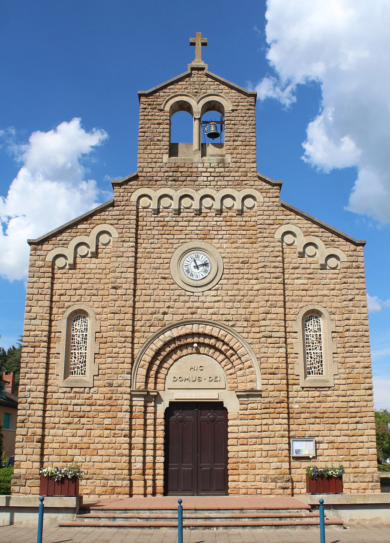 Façade et clocher-mur à deux baies. Église du Sacré-Cœur de la Coupée — Charnay-lès-Mâcon