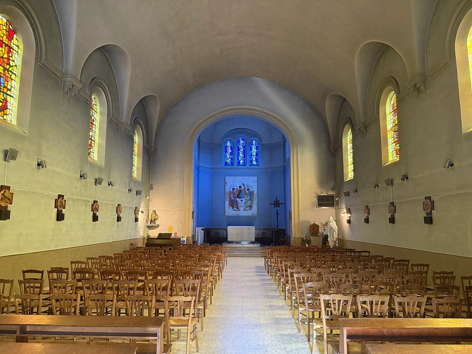Nef, verrières latérales et chœur. Église du Sacré-Cœur de la Coupée — Charnay-lès-Mâcon