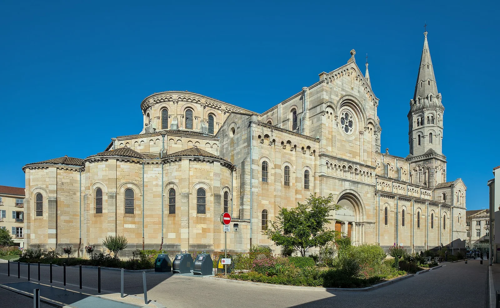 Vue latérale et chevet de Saint-Pierre. Église Saint-Pierre — Mâcon