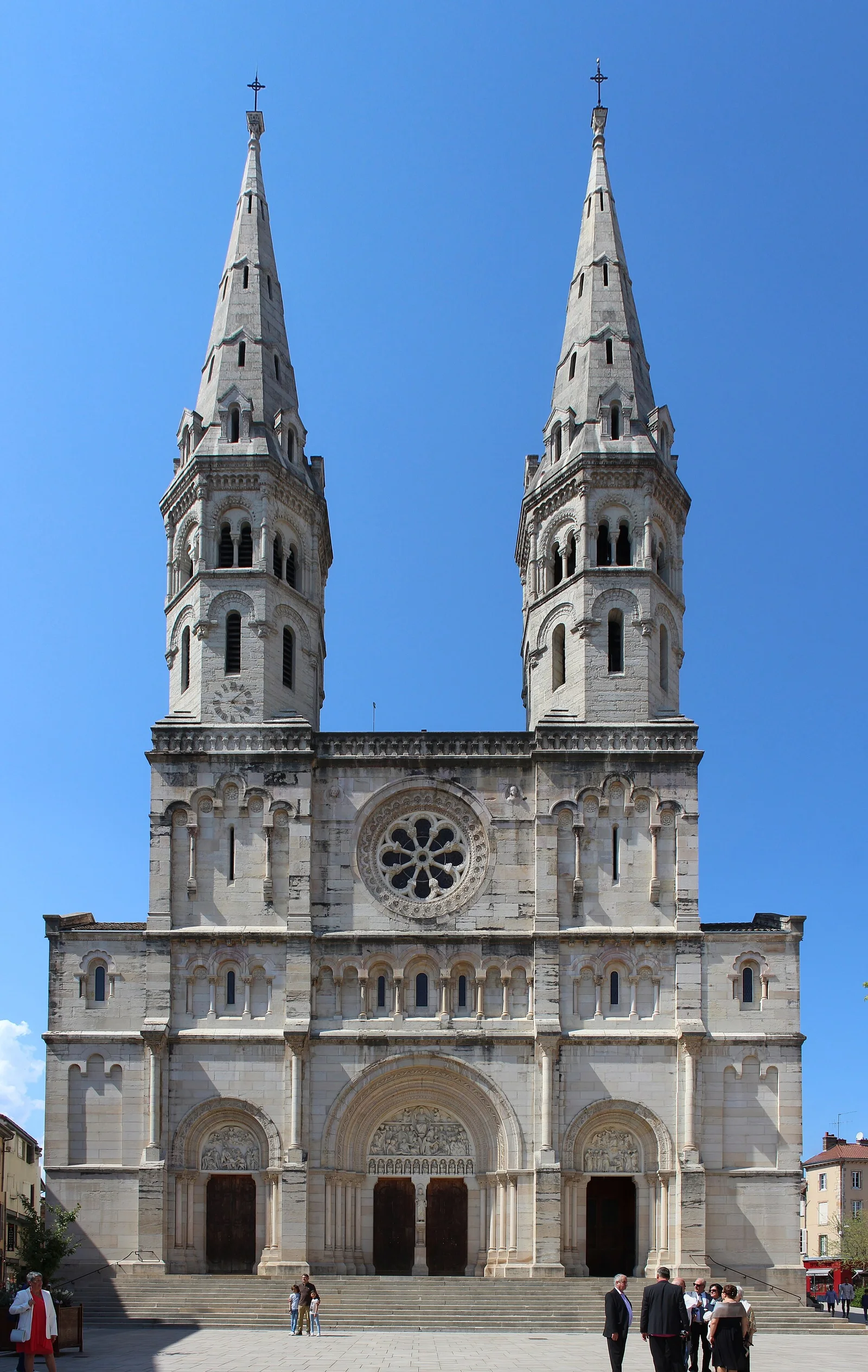 Façade principale et ses deux clochers. Église Saint-Pierre — Mâcon