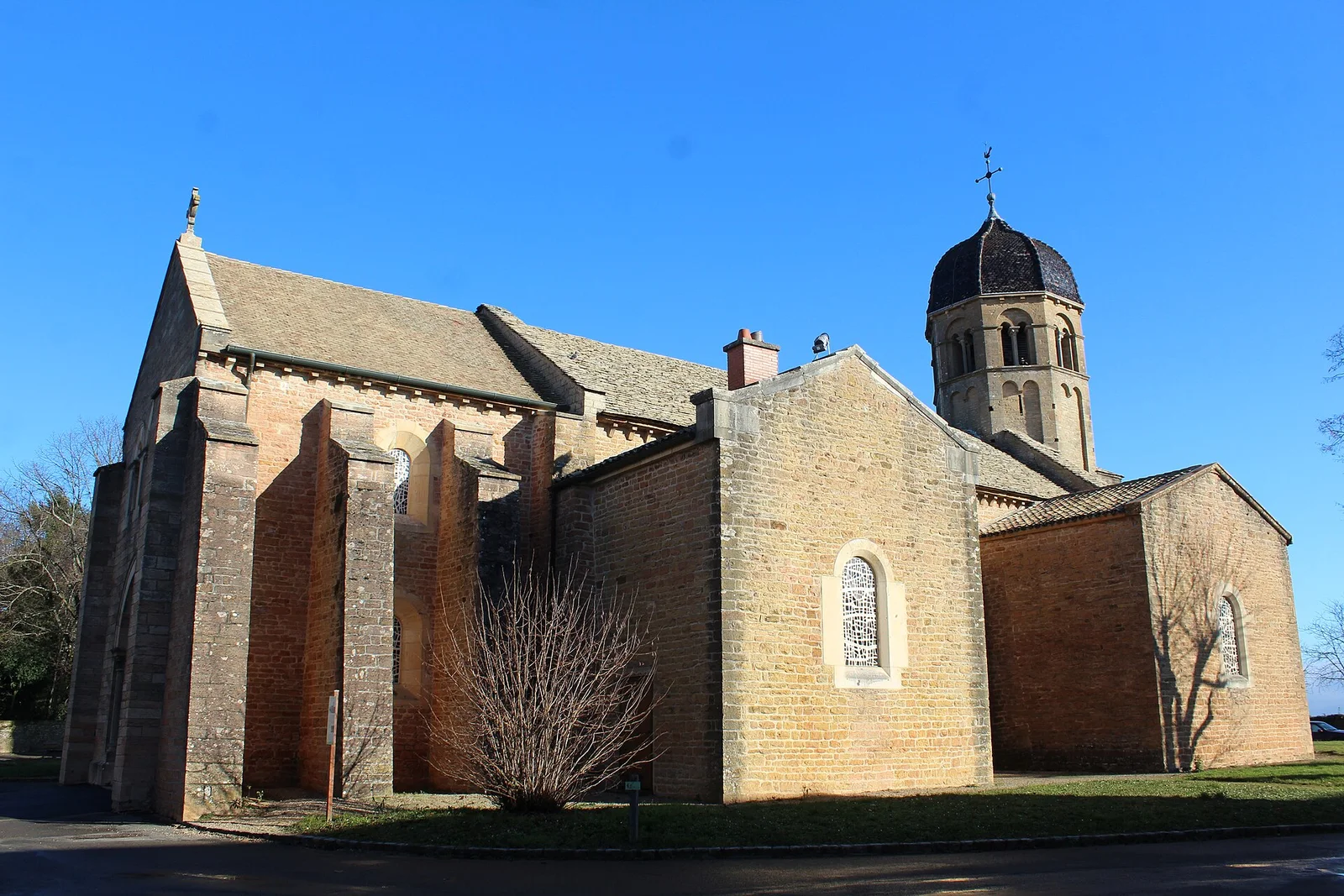 Vue latérale, chapelles et clocher. Église Sainte-Madeleine — Charnay-lès-Mâcon