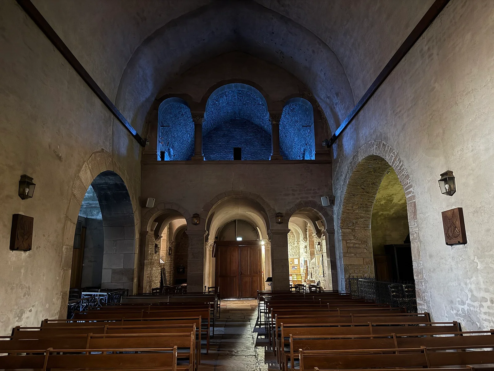 Vue vers l’avant-nef et la tribune. Église Sainte-Madeleine — Charnay-lès-Mâcon