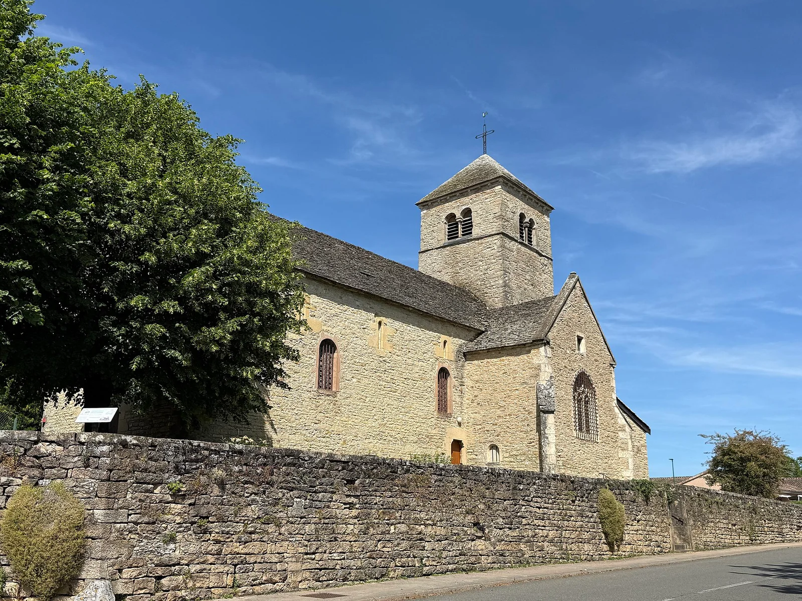 Clocher et volumes de l’église de Sancé. Église de la Conversion-de-Saint-Paul — Sancé
