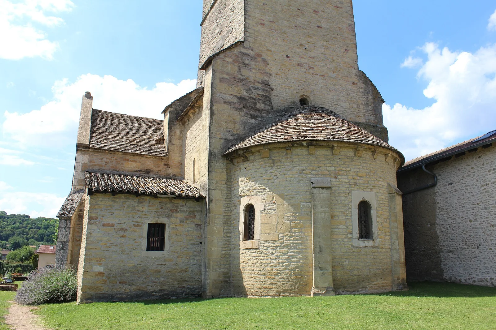 Abside et base du clocher. Église de la Conversion-de-Saint-Paul — Sancé