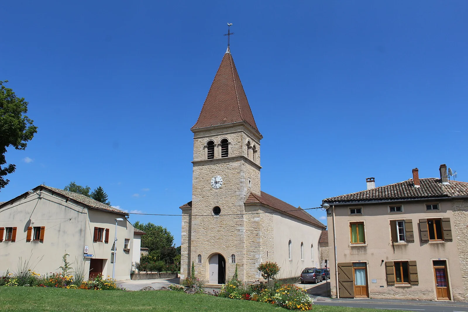 Clocher et église dans le centre ancien. Église Saint-Didier — Mâcon — Sennecé-lès-Mâcon